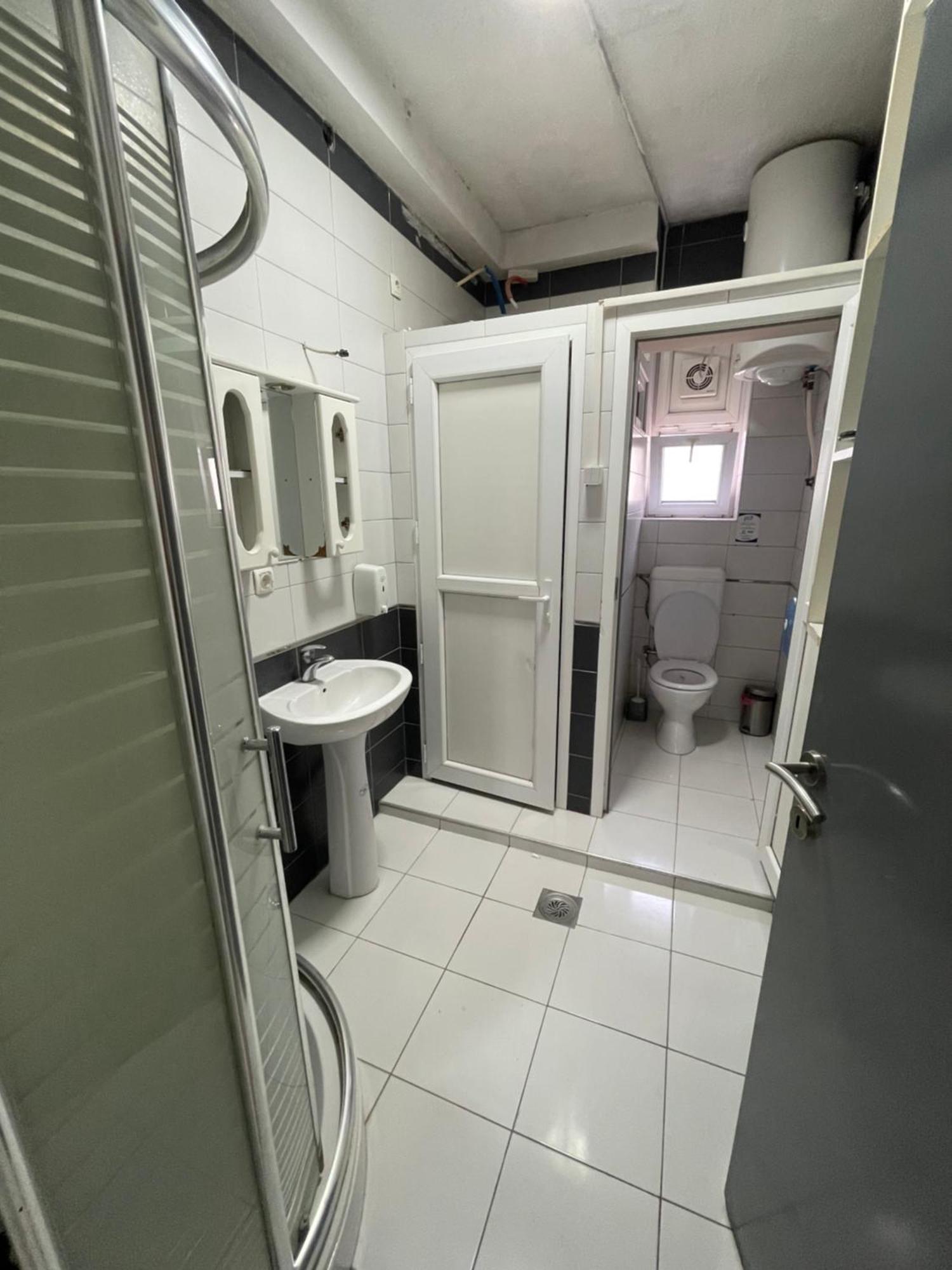 פרישטינה Newborn Comfort Hostel The Biggest Hostel Of Town With Best Location מראה חיצוני תמונה